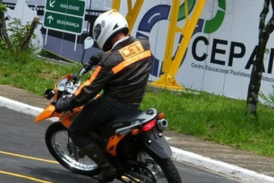 curso de pilotagem de moto CET
