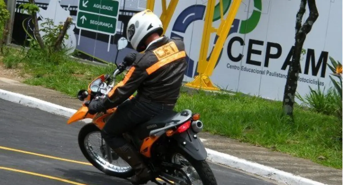 curso de pilotagem de moto CET