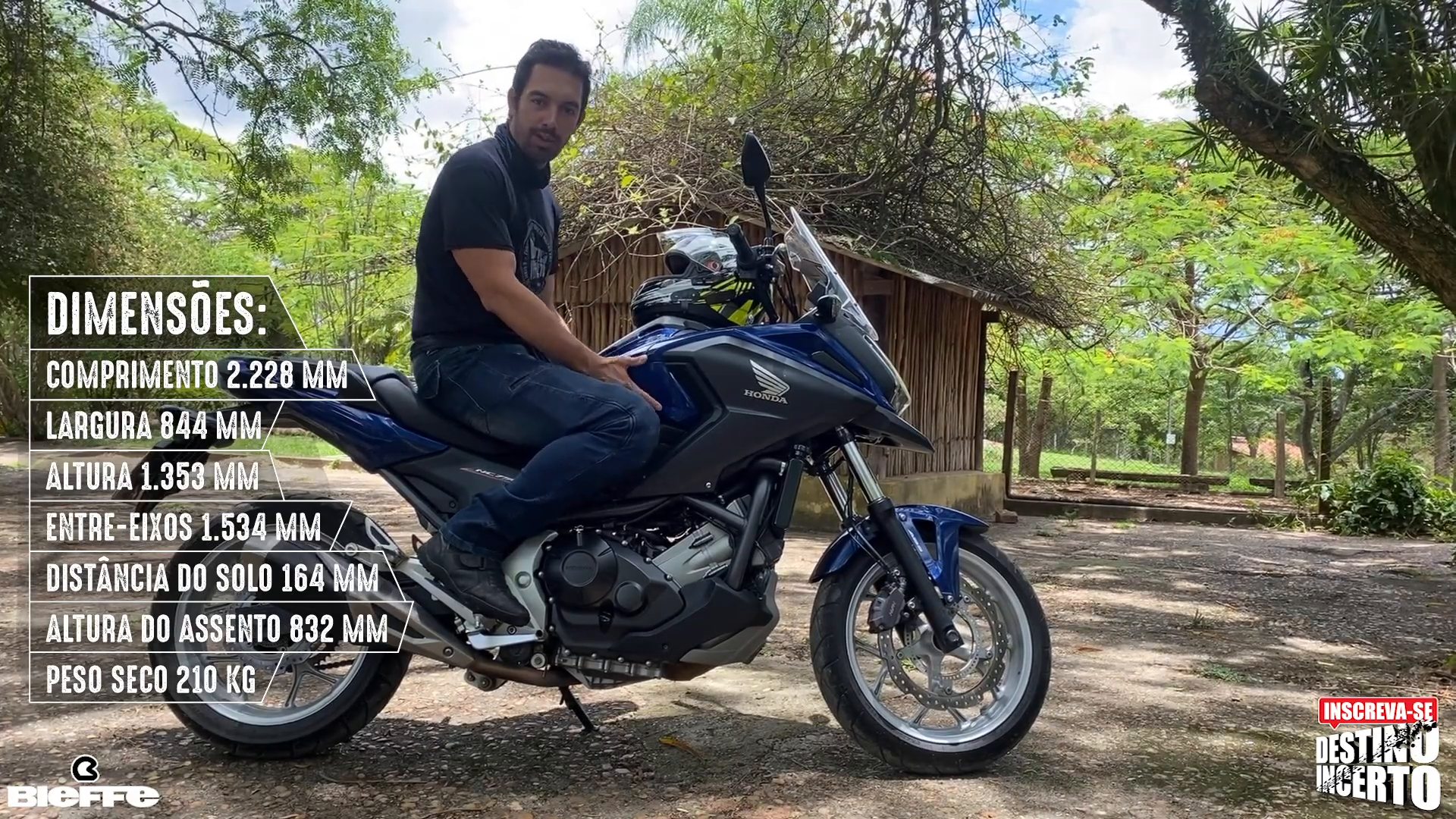 NC 750X em uma estrada de terra