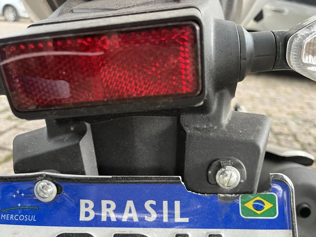 Placa da moto quebrada, tudo que eu preciso saber para fazer uma placa nova.